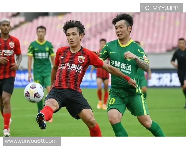 赛后分析:上海足球队与武汉足球队在比赛中的战术灵活性对比探讨 赛后分析:上海足球队与武汉足球队在比赛中的战术灵活性对比探讨